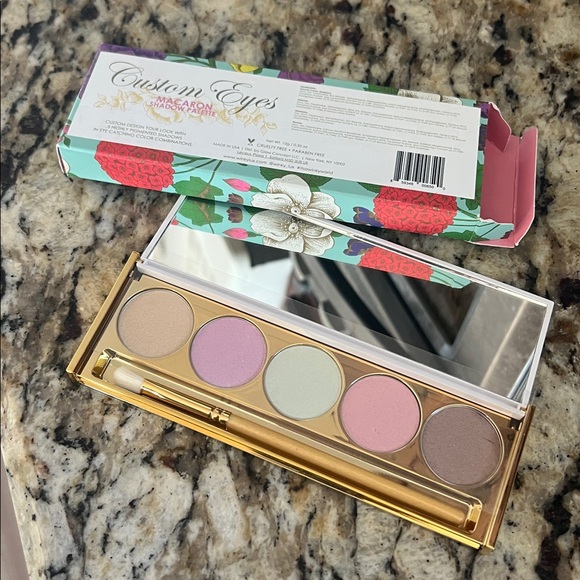 ⚡️💕WINKY LUX Macaron Eyeshadow Palette - Picture 2 of 7